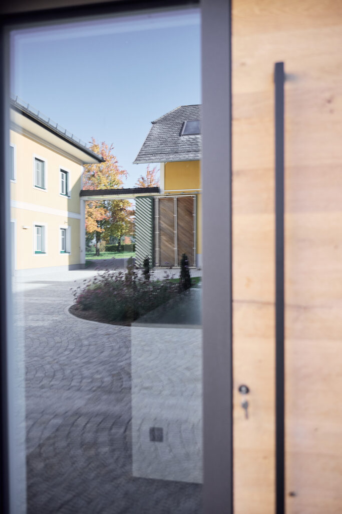 Eingangsbereich zum Seminarraum mit Loungebereich